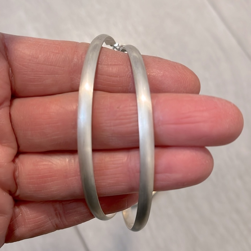 Set Large Hoop Earrings in Brushed Silver and Solid Silver - Picture 2 of 5